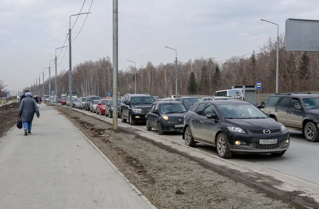 Фото Погибшие бойцы СВО, памятник Пригожину и слёзы родных. Как новосибирцы почтили умерших на Радоницу – репортаж с Гусинобродского кладбища 2
